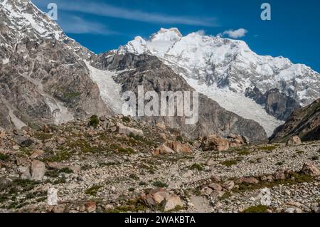 Pakistan, régions septentrionales des montagnes du Karakoram. Image picturale à travers les pentes rocheuses éparpillées de la vallée du Gondogora du pic de 7000m de Masherbrum. Banque D'Images