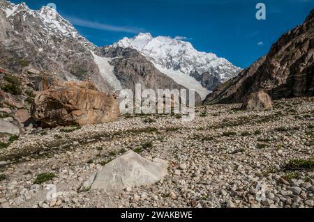 Pakistan, régions septentrionales des montagnes du Karakoram. Image picturale à travers les pentes rocheuses éparpillées de la vallée du Gondogora du pic de 7000m de Masherbrum. Banque D'Images