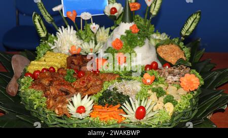 Riz en forme de cône ou appelé Nasi Tumpeng Un plat de riz indonésien festif avec des plats d'accompagnement Banque D'Images