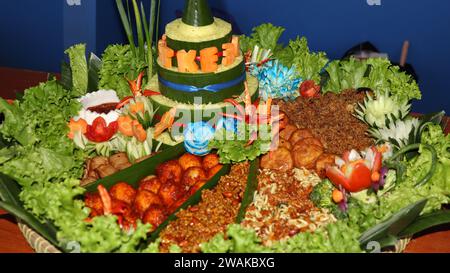 Riz en forme de cône ou appelé Nasi Tumpeng Un plat de riz indonésien festif avec des plats d'accompagnement Banque D'Images