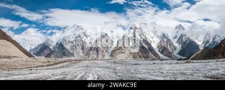 Pakistan, régions septentrionales des montagnes du Karakoram. Image picturale du K2 sur la gauche [Mount Goodwin Austen] la deuxième plus haute montagne du monde de 8611m de haut, avec Broad Peak et les Gasherbrums de haut sur le glacier de Viegne regardant vers Concordia, un endroit connu des alpinistes comme la salle du trône des dieux de la montagne Banque D'Images