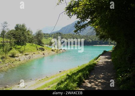 Vue sur le lac Tenno. 14 août 2023 Tenno, Trentin-Haut-Adige, Italie Banque D'Images