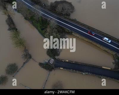 Inondations à Pulborough, West Sussex. L'impact des eaux de surface et des inondations fluviales continuera d'être « significatif » dans certaines parties du pays suite à de fortes pluies, ont averti les experts. Date de la photo : Vendredi 5 janvier 2024. Banque D'Images