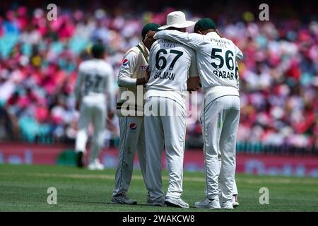 Sydney Cricket Ground, Sydney, Australie ; 5 janvier 2024, International Test Cricket, Australie contre Pakistan 3e journée de test 3 ; les joueurs pakistanais se blottissent Banque D'Images