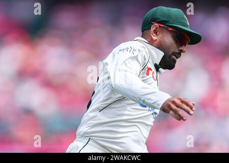 Sydney Cricket Ground, Sydney, Australie ; 5 janvier 2024, International Test Cricket, Australie contre Pakistan 3e Test Day 3 ; Babar Azam du Pakistan court dans l'outfield Banque D'Images