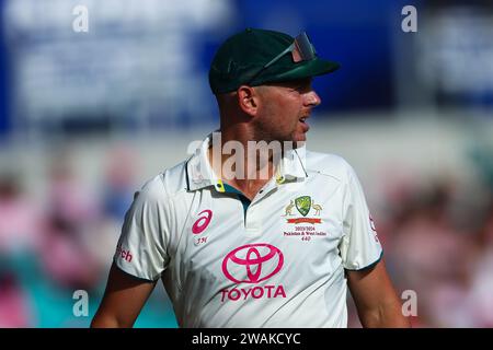 Sydney Cricket Ground, Sydney, Australie ; 5 janvier 2024, International Test Cricket, Australie contre Pakistan 3e Test Day 3 ; Josh Hazlewood d'Australie dans l'outfield Banque D'Images