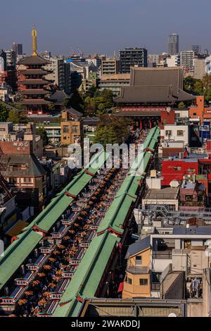 vue aérienne des boutiques bondées de nakamise-dori menant au temple senso-ji et à la pagode à cinq étages à asakusa tokyo Banque D'Images