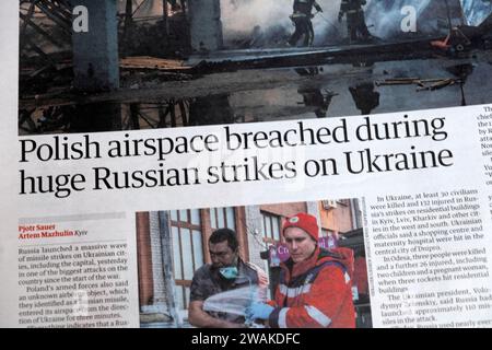 "Espace aérien polonais violé lors des énormes frappes russes sur l'Ukraine" journal Guardian titre Russie Ukraine article de guerre 30 décembre 2023 Londres Royaume-Uni Banque D'Images