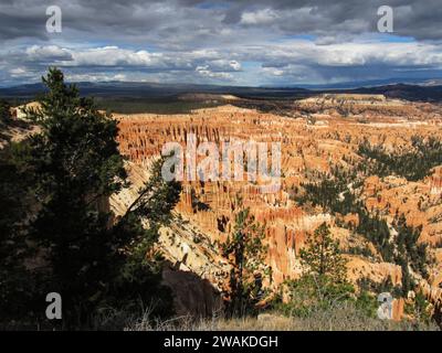 Vue spectaculaire sur l'un des amphithéâtres remplis de Hoodoo de Bryce Canyon avec de la pluie lointaine en arrière-plan. Banque D'Images