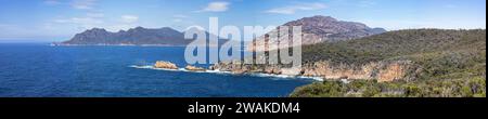 Panorama vers le sud sur la mer de Tasman jusqu'à Wineglass Bay et Carp Bay. À droite se trouvent les montagnes Hazard avec le mont Freycinet, le mont Graham Banque D'Images