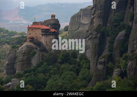 Les monastères de meteora kalampaka sont construits au sommet d'une crête de grès. Banque D'Images