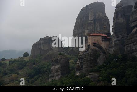 Les monastères de meteora kalampaka sont construits au sommet d'une crête de grès. Banque D'Images