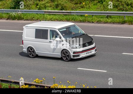 2015 blanc Noir VW Volkswagen Skyline, Volkswagen transporter T28 S-Line TDI BMT 102 Bluemotion SWB Euro5 Start/Stop LCV Panel Van Diesel 1968 cc Banque D'Images