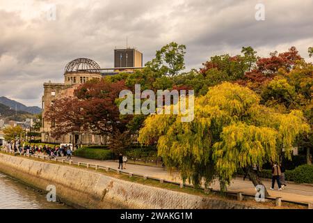 Le dôme de bombe A ou dôme de genbaku est une ruine préservée dans le parc mémorial de la paix d'hiroshima par une journée ensoleillée avec les feuilles d'automne colorées Banque D'Images