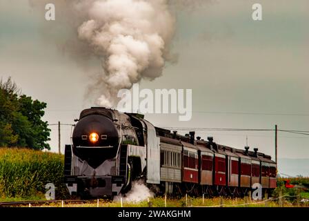 Un moteur de locomotive à vapeur vintage qui roule le long des voies ferrées Banque D'Images