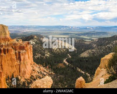 Vue à travers un canyon à la paria River qui coule de Bryce Canyon vers le Grand Staircase dans l'Utah. Banque D'Images