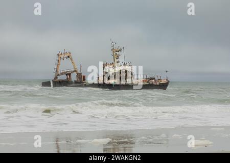 Naufrage dans l'océan Atlantique en août 2008 au large de la côte des squelettes de Namibie. Banque D'Images