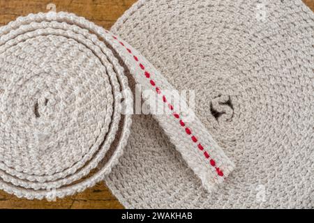 Mèche de lampe plate en coton dans un rouleau, prêt pour l'éclairage d'urgence lorsque l'alimentation est coupée. Pour être préparé, les preppers, les anciennes formes d'éclairage. Banque D'Images