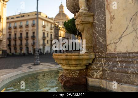 Fontaine baroque sicilienne typique en marbre ancien Banque D'Images