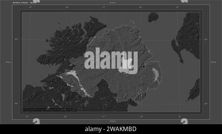 Irlande du Nord mise en évidence sur une carte d'altitude à deux niveaux avec carte des lacs et rivières avec le point de la capitale du pays, grille cartographique, échelle de distance Banque D'Images