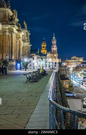 Blick entlang des Terrassenufers an der Elbe vor dem historischen Gebäude der Hochschule Künste Bildende für Dresden. Nur wenige Touristen verirrren sich an diesem Sommerabend auf diese Promenda. Im hintergrund die Hofkirche und die Semperoper. Dresde Sachsen Deutschland *** vue le long de la rive mitoyenne de l'Elbe en face du bâtiment historique de l'Université des Beaux-Arts de Dresde seuls quelques touristes errent sur cette promenade ce soir d'été en arrière-plan, la Hofkirche et le Semperoper Dresde Saxe Allemagne 20230922-6V2A4516-HDR-bearbeitet Banque D'Images