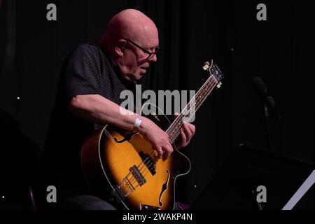 Ben Crosland joue de la basse électrique avec Quintet live, Scarborough Jazz Festival UK 2022 Banque D'Images