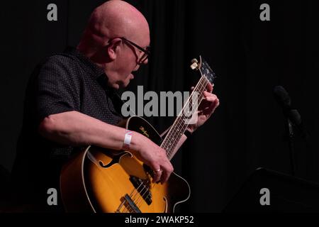 Ben Crosland joue de la basse électrique avec Quintet live, Scarborough Jazz Festival UK 2022 Banque D'Images