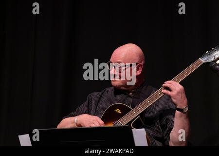 Ben Crosland joue de la basse électrique avec Quintet live, Scarborough Jazz Festival UK 2022 Banque D'Images