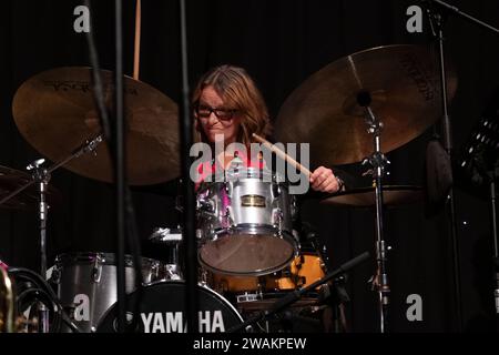Caroline Boaden joue de la batterie en live avec Ben Crosland Quintet, Scarborough Jazz Festival UK 2022 Banque D'Images