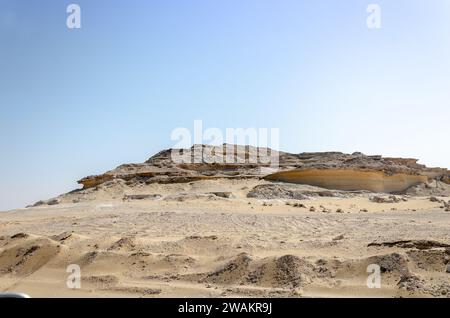 BU Salwa Shelf Hills Desert paysage avec des hilocks de calcaire en arrière-plan, Qatar Banque D'Images