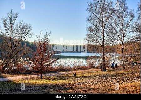 Repos et détente au bord du lac en fin d'après-midi Banque D'Images