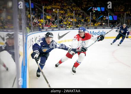 GOTHENBURG, SUÈDE 20240105 Aleksanteri Kaskimaki de l' contre Jakub Stancl de la Tchéquie lors du match pour la médaille de bronze du Championnat mondial junior de l'IIHF entre la Tchéquie et la Finlande au Scandinavium à Gothenburg, Suède, le 5 janvier 2024. Photo : Adam Ihse / TT / Kod 9200 Banque D'Images