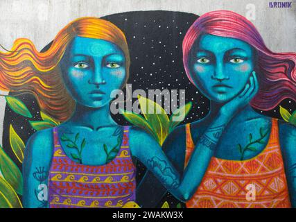 Femmes bleues, graffiti de l’artiste de rue péruvien Brenik, Street art dans le passage souterrain Baratashvili, Tblisi, Géorgie Banque D'Images