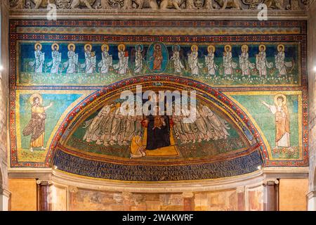 Détail d'une mosaïque religieuse représentant divers saints catholiques à l'intérieur de la basilique Sainte Marie à Dominique alla Navicella à Rome Banque D'Images