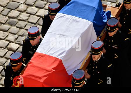 Paris, France. 05 janvier 2024. Julien Mattia/le Pictorium - hommage national à Jacques Delors aux Invalides - 05/01/2024 - France/Ile-de-France (région)/Paris - le cercueil de Jacques Delors quitte l'Hôtel National des Invalides, Paris, le 5 janvier 2024 crédit : LE PICTORIUM/Alamy Live News Banque D'Images