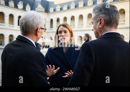 Paris, France. 05 janvier 2024. Le Premier ministre bulgare Nikolai Denkov, la présidente du Parlement européen Roberta Metsola et le Premier ministre slovène Robert Golob lors d'un hommage national à l'ancien ministre français des Finances et ancien président de la Commission européenne Jacques Delors à l'Hôtel des Invalides à Paris, France, le 5 janvier 2024. Jacques Delors est décédé à l'âge de 98 ans. Photo Eric Tschaen/Pool/ABACAPRESS.COM crédit : Abaca Press/Alamy Live News Banque D'Images