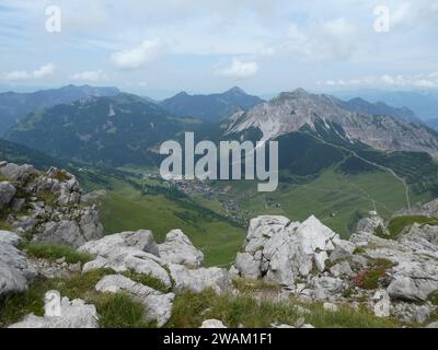 Vue panoramique en randonnée sur le sentier Fürstin Gina près de Malbun au Liechtenstein Banque D'Images