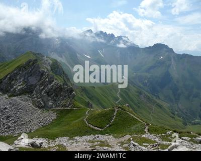 Vue panoramique en randonnée sur le sentier Fürstin Gina près de Malbun au Liechtenstein Banque D'Images