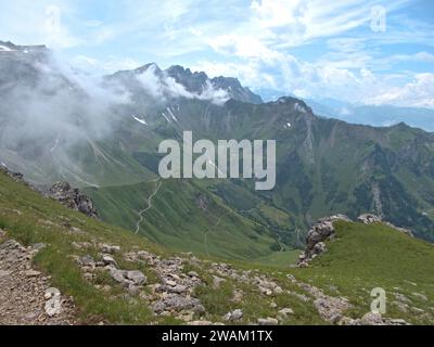 Vue panoramique en randonnée sur le sentier Fürstin Gina près de Malbun au Liechtenstein Banque D'Images