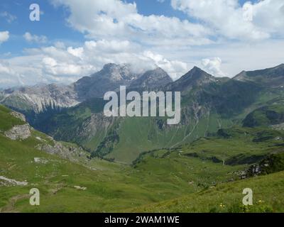 Vue panoramique en randonnée sur le sentier Fürstin Gina près de Malbun au Liechtenstein Banque D'Images