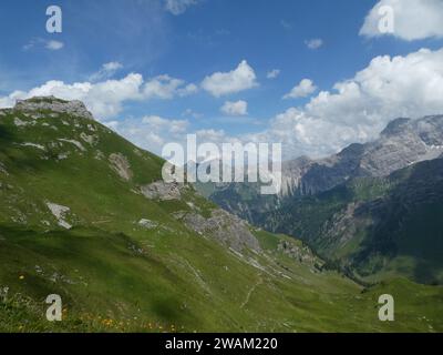 Vue panoramique en randonnée sur le sentier Fürstin Gina près de Malbun au Liechtenstein Banque D'Images