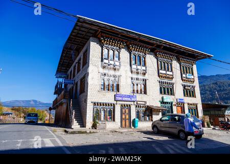 Yeshi General Shop, un magasin général local dans la ville de Chamkhar, Bumthang, dans la région du centre-est du Bhoutan Banque D'Images