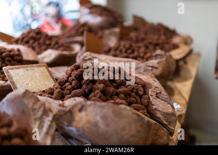 chocolats faits à la main dans des bols en bois Banque D'Images