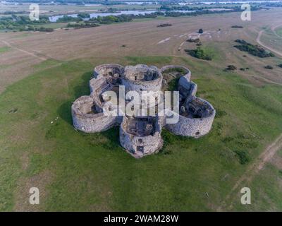 Vue aérienne du château de Camber dans les marais de Rye à Camber dans le Sussex prise d'un drone Banque D'Images