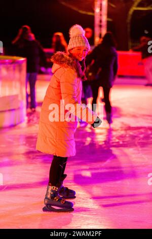 Les patineurs patinent sur la patinoire saisonnière temporaire de Noël / nouvel an pendant l'hiver, au Hampton court Palace. Londres. ROYAUME-UNI. (137) Banque D'Images