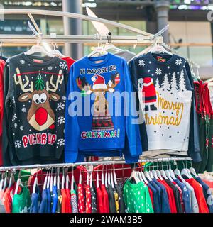 Londres, Royaume-Uni - 2 décembre 2023. Une exposition saisonnière temporaire de pulls de Noël laids dans un magasin de détail. Banque D'Images