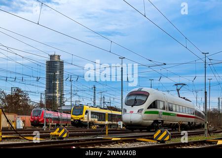 Eine S-Bahn, ein Zug des Privatbahn Go-ahn und ein ICE warten auf die Freigabe für die Abfahrt in den Nürnberger Hauptbahnhof. Die Firma GoAhead bedint die Strecke zwsichen Nürnberg und Stuttgart auf den Gleisen der Deutschen Bahn Netz an. Nürnberg Bayern Deutschland *** Un train de banlieue, un train de la compagnie de chemin de fer privé vont de l'avant et un ICE attendent l'autorisation de partir de la gare centrale de Nuremberg la compagnie GoAhead exploite la ligne entre Nuremberg et Stuttgart sur les voies du réseau Deutsche Bahn Nuremberg Bavière Allemagne 20231231-6V2A7308-bearbeitet Banque D'Images