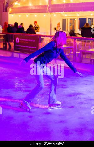 Les patineurs patinent sur la patinoire saisonnière temporaire de Noël / nouvel an pendant l'hiver, au Hampton court Palace. Londres. ROYAUME-UNI. (137) Banque D'Images