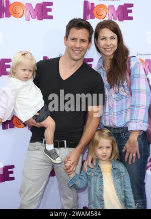 **PHOTO DE FICHIER** Christian Oliver et deux enfants tués dans avion Crash. Westwood, CA - Mars 22 : Christian Oliver, famille assiste à la première de Los Angeles au Regency Village Theatre le 22 mars 2015. Crédit photo : Faye Sadou/MediaPunch Banque D'Images