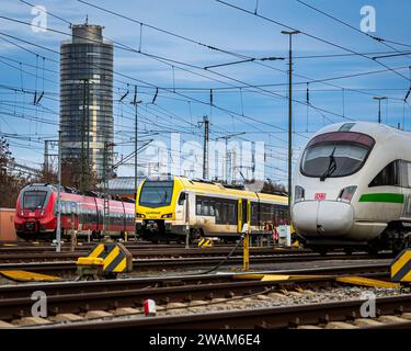 Eine S-Bahn, ein Zug des Privatbahn Go-ahn und ein ICE warten auf die Freigabe für die Abfahrt in den Nürnberger Hauptbahnhof. Die Firma GoAhead bedient die Strecke zwsichen Nürnberg und Stuttgart auf den Gleisen der Deutschen Bahn Netz an. Nürnberg Bayern Deutschland *** Un train de banlieue, un train de la compagnie de chemin de fer privé vont de l'avant et un ICE attendent l'autorisation de partir pour la gare centrale de Nuremberg la compagnie GoAhead opère la ligne entre Nuremberg et Stuttgart sur les voies du réseau Deutsche Bahn à Nuremberg Bavière Allemagne 20231231-6V2A7310-bearbeitet Banque D'Images